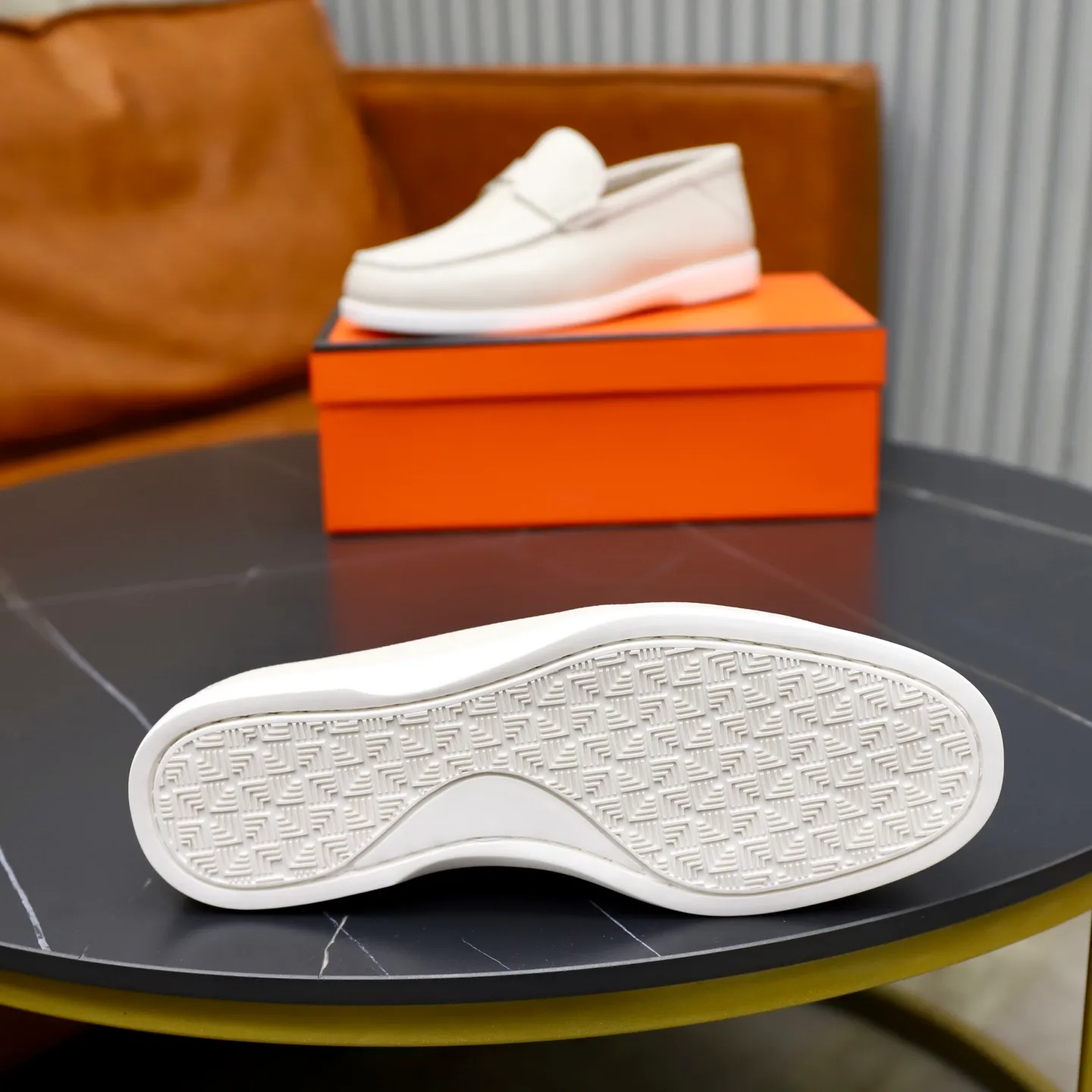 Ex-factory price: 560💰Hermès/Hermès slip-on men's shoes. This shoe is made of imported pebbled cowhide. It has simple and smooth lines and is combined with aerodynamically designed 3CM rubber foam ultra-light soles! Youthful and fashionable, classic H-shaped hardware buckle decoration, calf lining gently wraps the feet, with logo cowhide feet, casual and urban style, highlighting youthful vitality, sports and leisure version, super versatile, code number: 38-39-40-41-42-43-44 standard leather shoe size (45 can be customized but does not support returns)